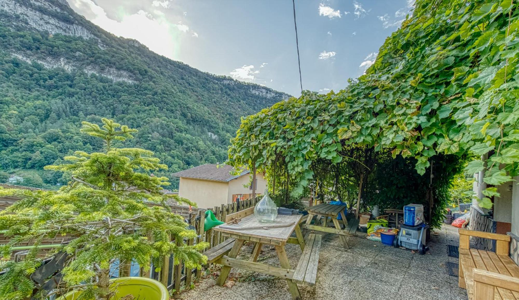 Laura Happy Guest House Tenay Экстерьер фото